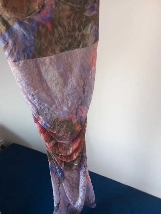 Sukienka długa koronkowa PrettyLittleThing