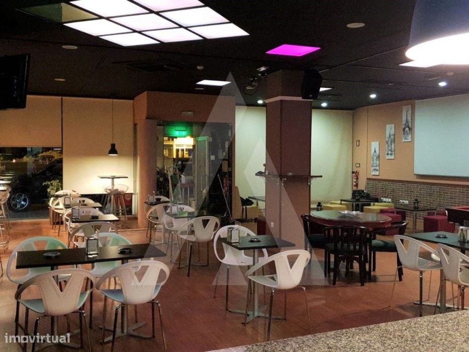 Bar totalmente equipado na zona das Glicínias