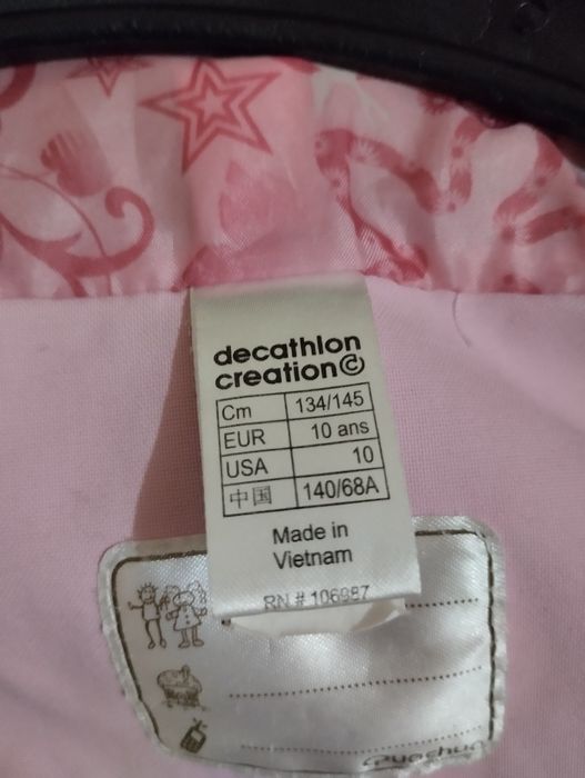 Дитяча  якісна вітровка   на дівчинку Quechua (Decathlon) на підкладці, р. 134- 145 вказано на бірці, є заміри з виробу .Стан повністю нової речі.