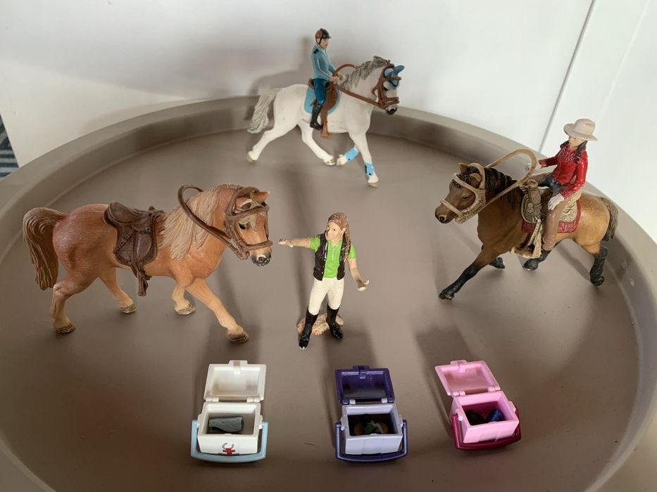 Konie Schleich 3 sztuki  + dwóch jeźdźców