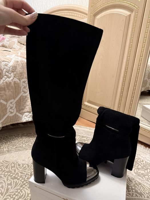 Продам замшевые сапожки Anna Lucci, черного цвета.