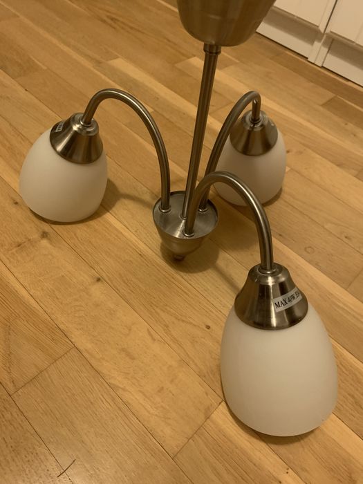 Lampa sufitowa, białe klosze