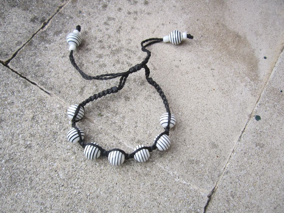 Pulseira preto e branco ajustável Artesanato Índios Pataxós