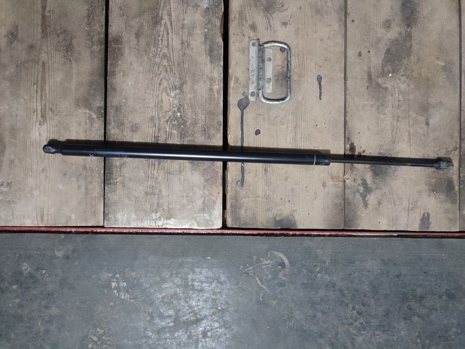 Амортизатор задньої ляди джип wk, wk2