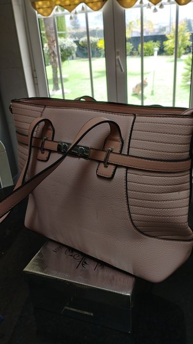 Bolsa nova, com bolsos à frente