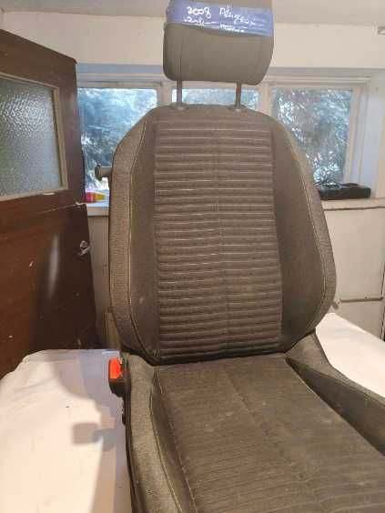 PEUGOT 208  ll fotel lewy z poduszkom