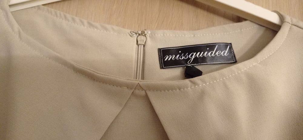 Missguided beżowa sukienka z czarnym pasem, r.14