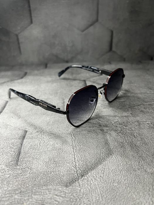 Солнцезащитные очки Prada