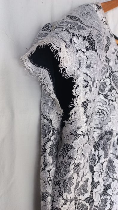 Blusa em renda branca e fundo preto