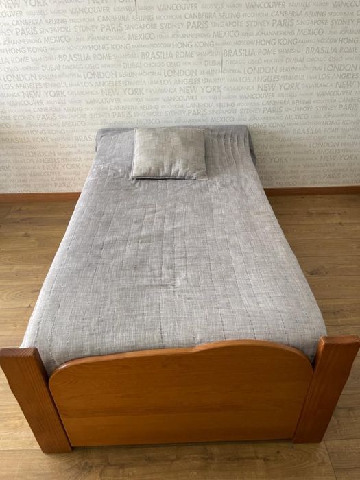 Cama com dois estratos e colchões incluídos64551602565889121