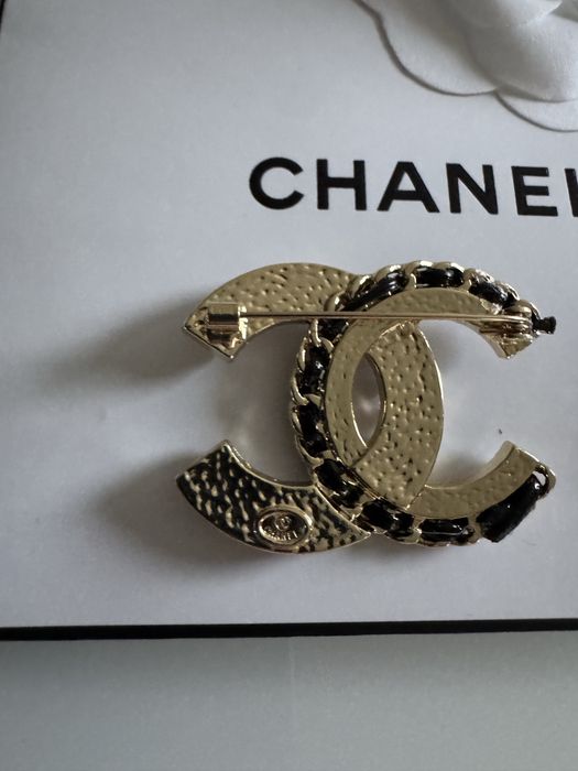 Piekna ponadczasowa broszka Chanel