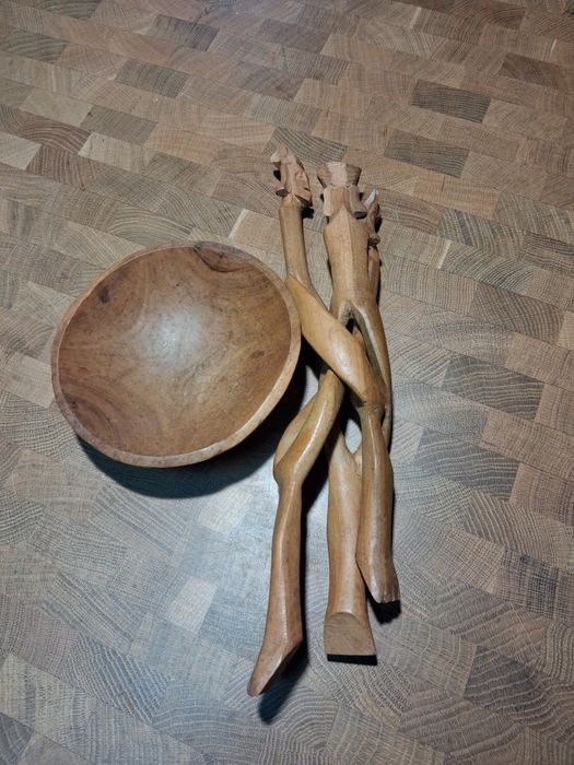 Taça de madeira com suporte de caras talhadas na madeira