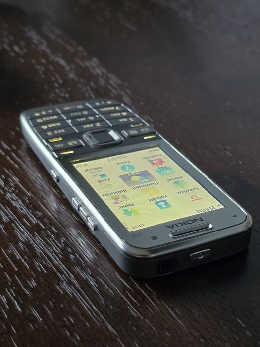 Nokia e52 , stan bdb,  komplet, srebrny, bez simlocka