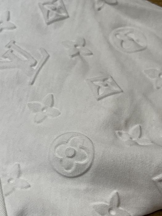 T-shirt Louis Vuitton Monogram Relevo - Branca (Original)