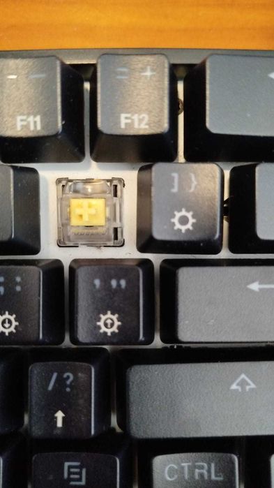 Teclado gamer GK61 mecânico Yellow switch