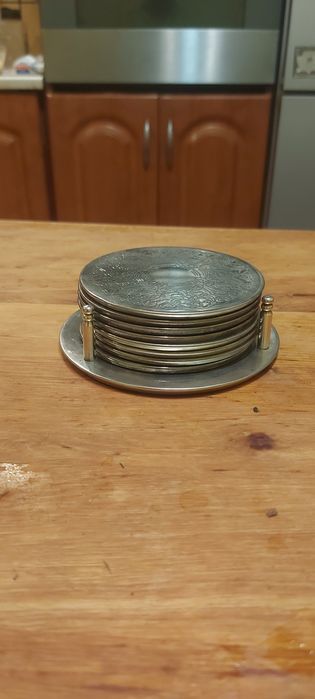 Srebrne podstawki pod szklanki plus platerowana łyżka