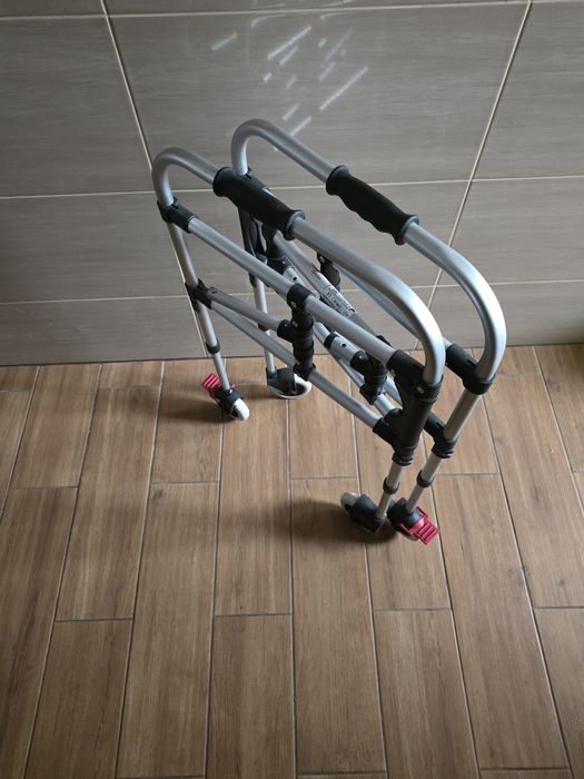 Balkonik chodzik dla osoby starszej.