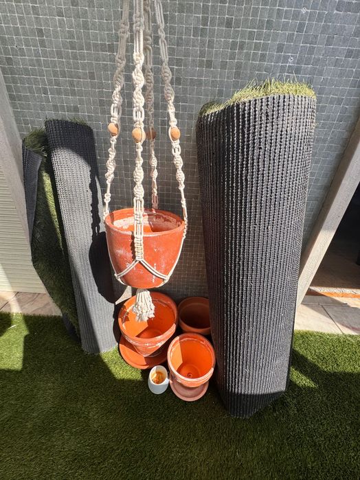 Conjunto jardim/varanda: suporte macramé + 5 vasos + relva sintética 8-10 m | Garden/balcony bundle: macramé plant hanger + 5 pots + artificial grass