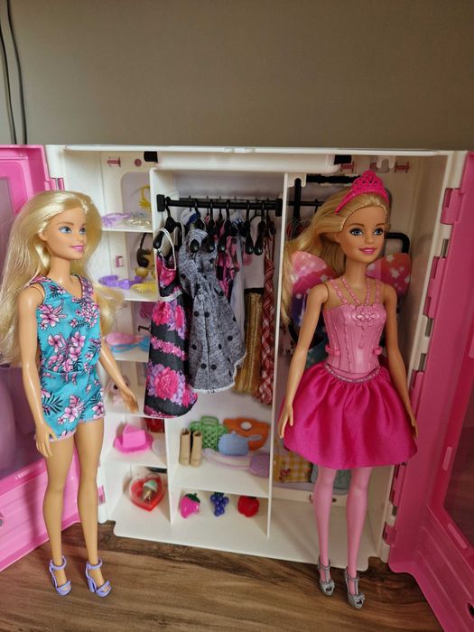 Sprzedam szafę barbie, akcesoria i lalki.
