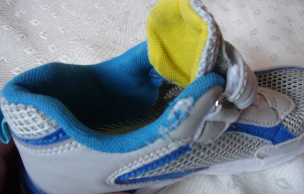 Bardzo lekkie, siateczkowe, oddychajace buty sportowe chłopiec 33/34