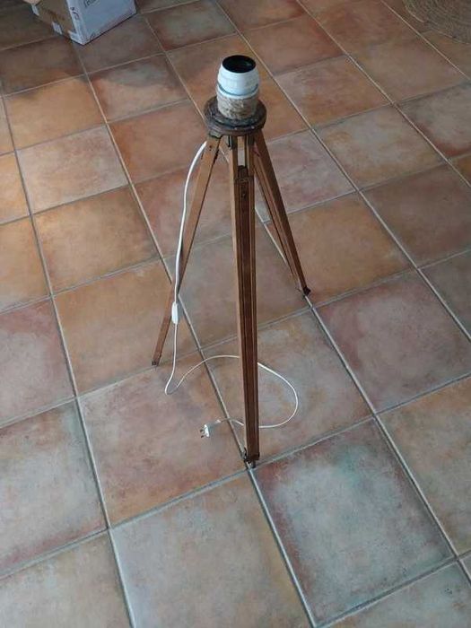 Antigo tripé de madeira de fotógrafo