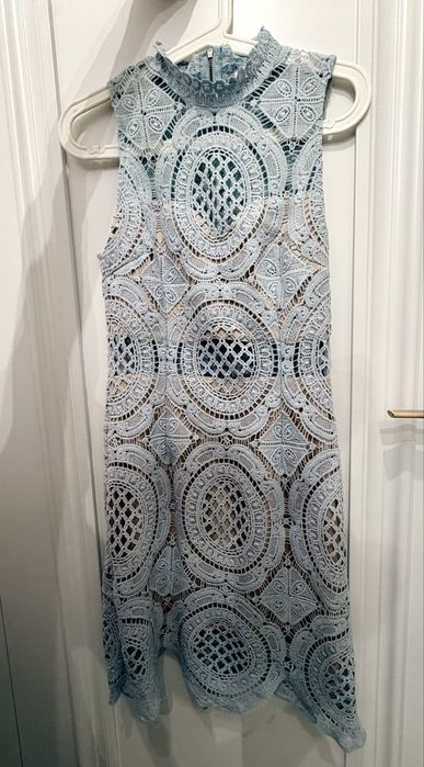 Piękna dopasowana sukienkw z grubej koronki 36/S