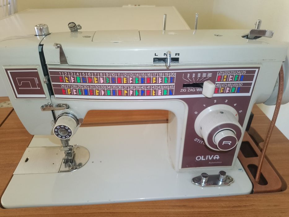 Máquina de costura e bordados - Oliva CL 920