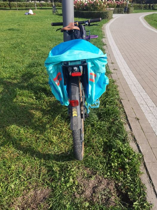 sakwy rowerowe tylne niebieskie z elementami odblaskowymi