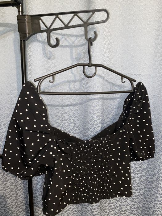 Чорний топ з обʼємними рукавами Cropp