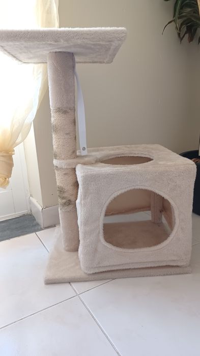 Arranhador com torre e abrigo para gato