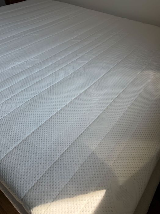 Sprzedam łóżko z materacem 160cm x 200cm, stan jak nowy