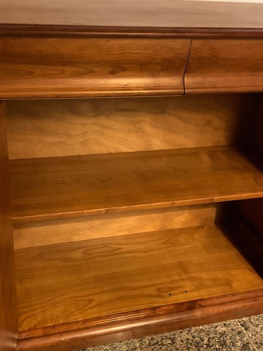 Móvel de madeira de cor castanha