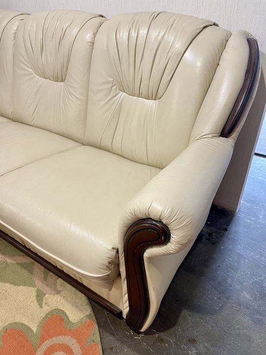 Бежевий шкіряний комплект мягкої частини диван і два крісла