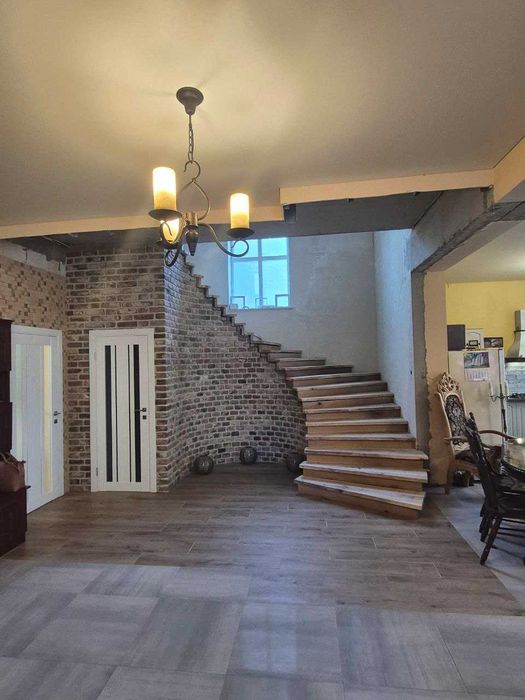 будинок для комфортного життя : паркомісце, краєвид, затишок