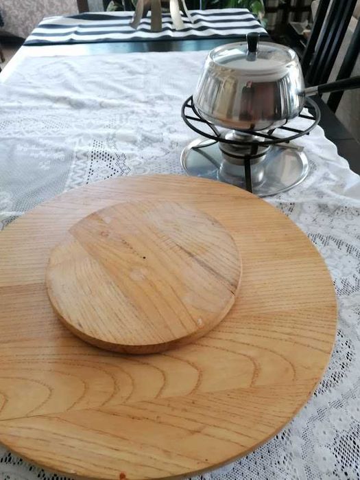 Fondue com base em madeira rotativa