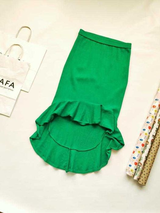 Шикарна зелена спідниця з асиметричним низом та рюшами s-m