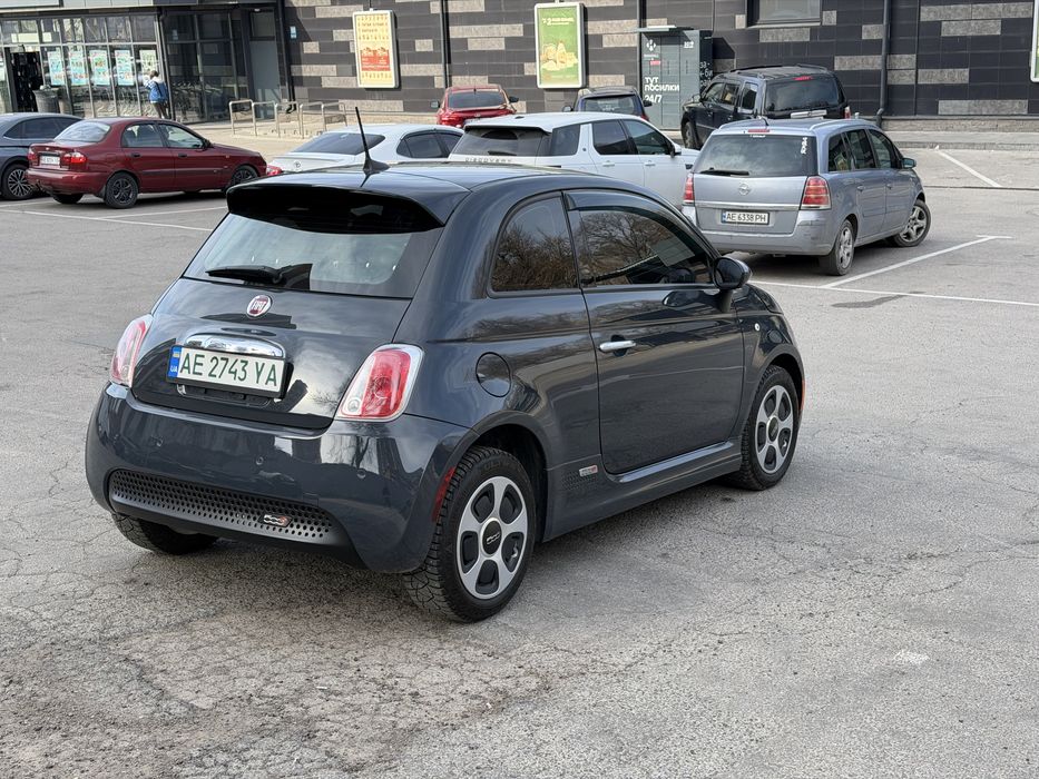 2017 FIAT 500e електромобіль