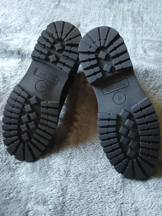 Botki na grubej podeszwie unisex Pier One