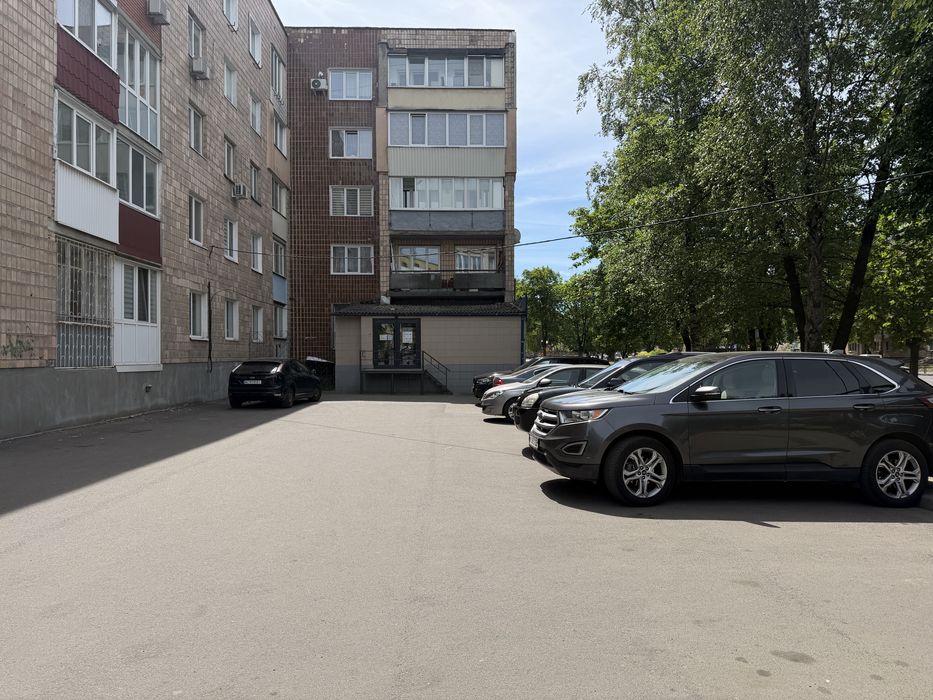 Продаж 3-кімнатної квартира на 1-му поверсі у зручному районі пр.Відродження
