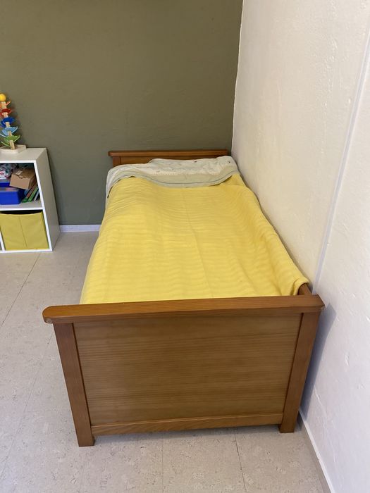 Cama de Solteiro em Pinho Mel + Colchão (8 meses de uso)