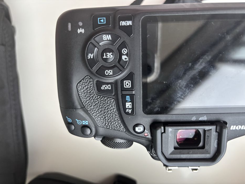 Canon EOS 2000 D + Objetiva + Kit completo