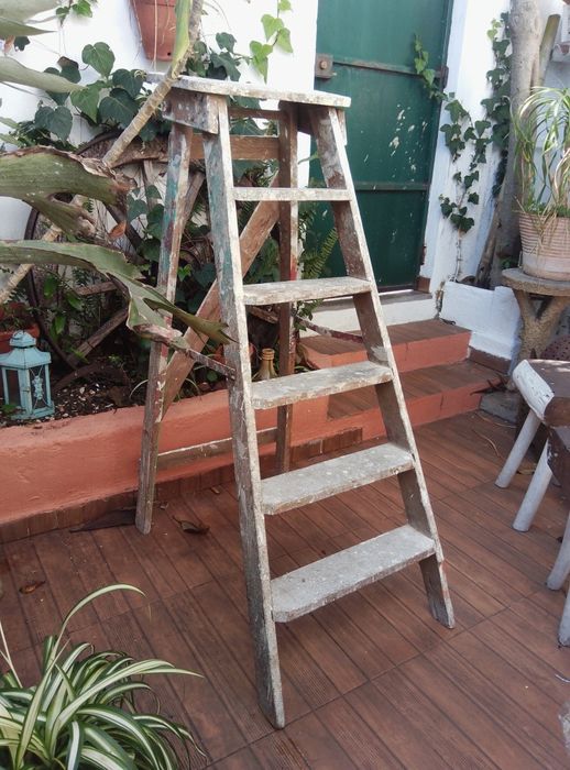 Escadote de madeira antigo