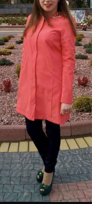 Жіночий весняний плащ