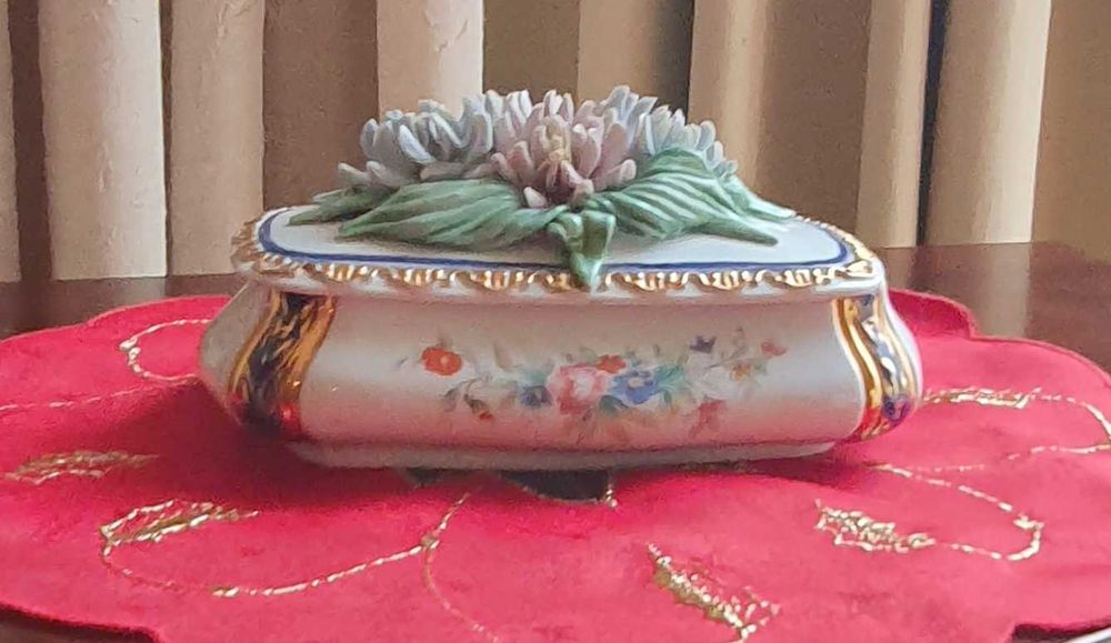 Myrtus Porcelain Jewelry Box / Casket, Hand-Painted.