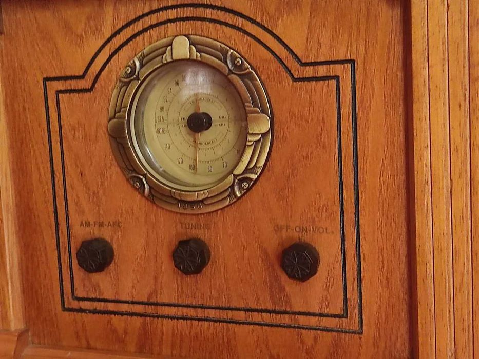 Mesa de apoio retro com rádio AM/FM e leitor de cassetes