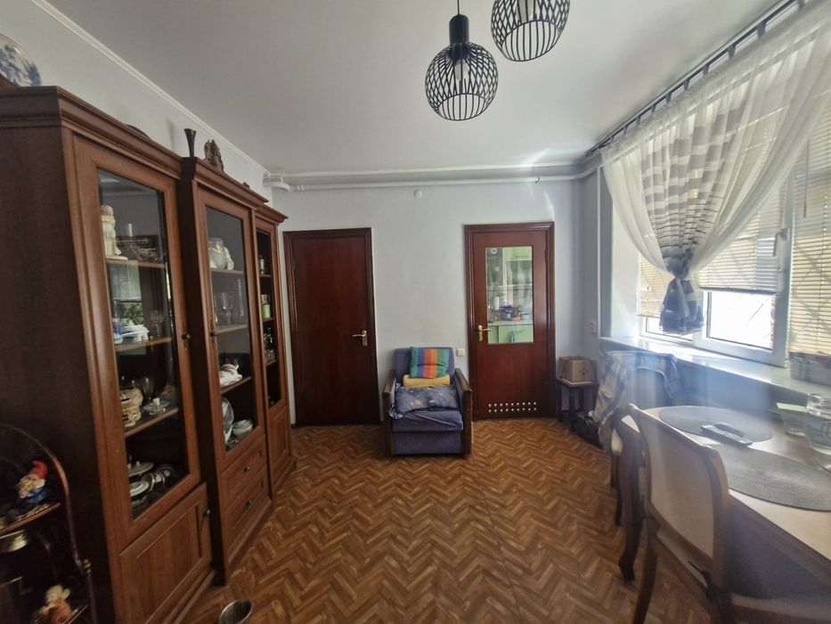 Крепкий жилой дом.