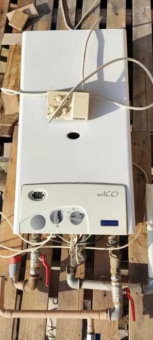 Kocioł gazowy centralnego ogrzewania z regulatorem temperatury.