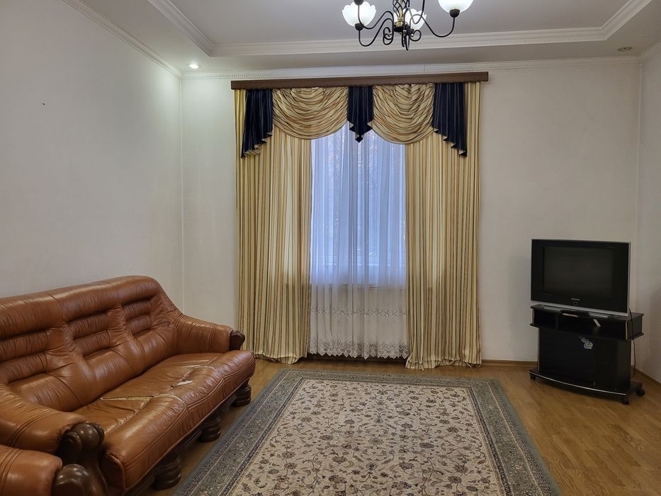 Продам квартиру 87 кв.м. з  А/О  та  двома гаражами в центрі міста