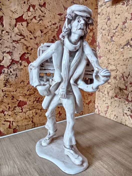 Figurka  Gołębiarza