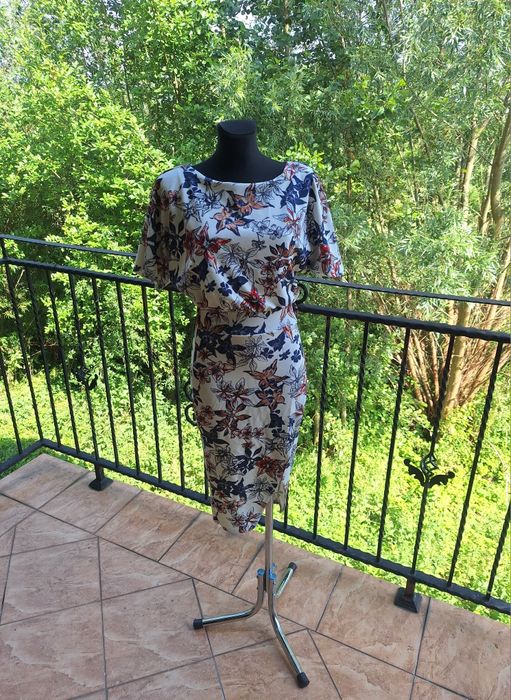 Piękna sukienka z rozcięciem na nogę marka Missfiga rozmiar XS 34